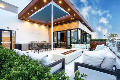 Image de Modern coastal condo in downtown Oceanside with stunning ocean view!