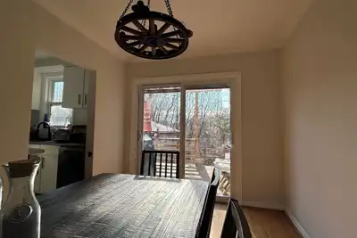 Image de Parkside 3-Bedroom House Where Yard Meets Nature