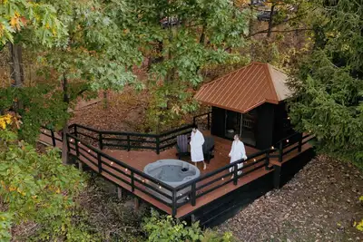 Image de Chalet with pond · hot tub, sauna & scenic views