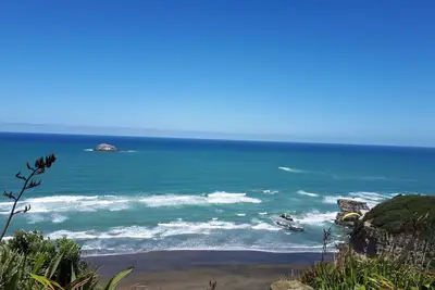 Image de Silver Seas Retreat\nA cosy city escape in Muriwai Beach. Family and Dog Friendly