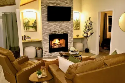 Image de Modern Forest Cabin in Pine Az • King Bed • Fireplace • Trails