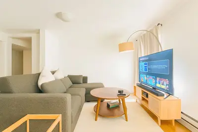 Image de Retro-Modern Toronto Pad | Sleeps 8 In Style