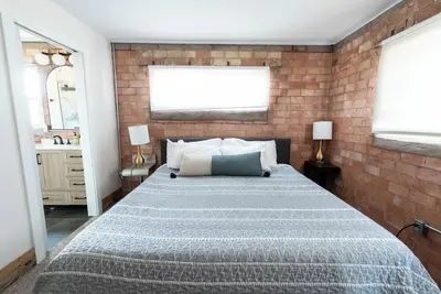 Image de Mountains, city, boutique shopping and a hot tub all in one!