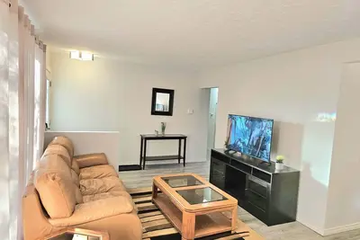 Image de ✅Kirvia's retreat ✅ \"Entire home\" ✅ 8 minutes to West Edmonton Mall. ✅