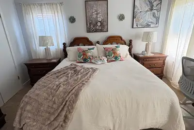 Image de Charming 3-bedroom house with heating/Ac, family friendly and centrally located.