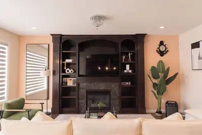 Image de Private luxury suite, 8 pax in Nw, Calgary, next Olympic Park and Rocky Mountain