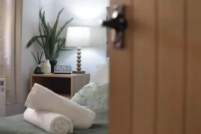 Image de Central Woodbridge Escape • Modern 2-Bedroom + Private Parking