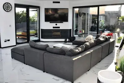 Image de Secluded Party Villa with Hot Tub