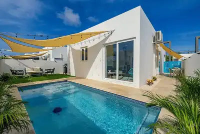 Image de Welcome to your modern island retreat, a stylish 3-bedroom, 2-bath home designed with comfort and convenience in mind. Bright, open, and beautifully finished, this villa offers everything at your fingertips for the perfect Aruban getaway.