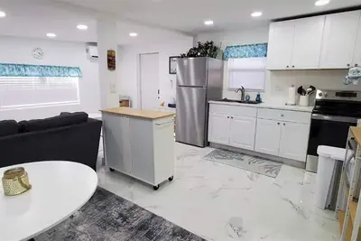 Image de Family-Friendly Paradise near the Beach & Downtown