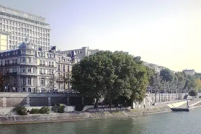 Image de \"Paris Unfolds Before You – Quai Henri Iv with Riverside Views\"