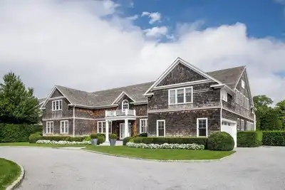 Image de Spacious 6-bedroom house in enchanting Southampton with pool & fitness room