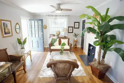 Image de Historic Savannah Bungalow- Pet Friendly!
