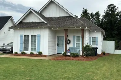 Image de Adorable Single Level Cottage with Covered Porch Close to Campus