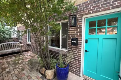 Image de Modern Comfort in the Heart of Berkeley – Your Pet-Friendly Denver Retreat!
