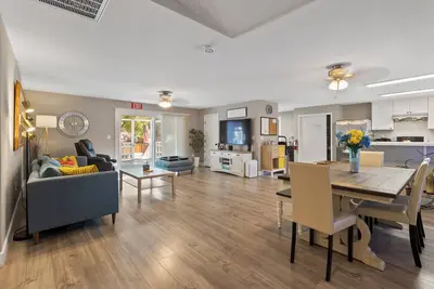 Image de Spacious Retreat with Large Deck, 15 Min from Airport, 6 Beds