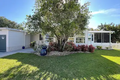 Image de Cozy 2-bedroom mobile home in enjoyable Barefoot Bay, Florida.
