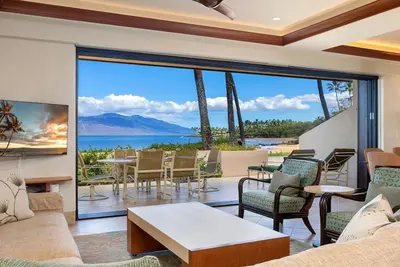 Image de Views Down the Entire Beach | Makena Surf E103