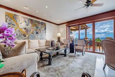 Image de Fine Art + Ocean Views | Professionally Managed