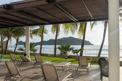 Image de Luxury condo with balcony and front ocean view