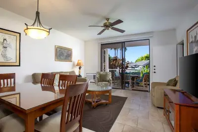 Image de Calm Retreat Overlooking Pool