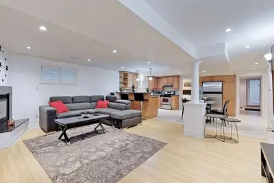 Image de CasaPapa | Stylish 2-Bed Suite w/ Full Kitchen & 80” Tv