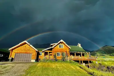 Image de Yellowstone Getaway – Luxury Log Cabin Near Madison River & Big Sky