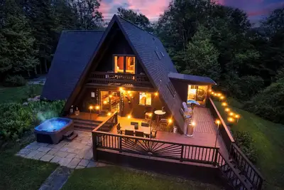 Image de Rustic A Frame Cabin. Nature retreat on 4 acres! 15 minutes from 3 waterfalls