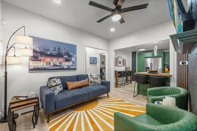 Image de Stay Near it All - Game Days, Family Time, Group Adventures & Timeless Comfort