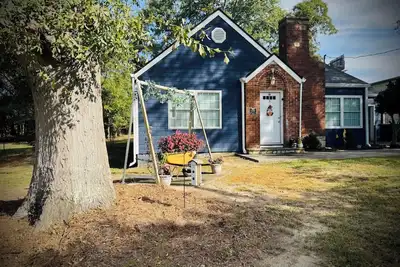 Image de Cottage home near downtown Douglasville’s Greystone Amphitheater.