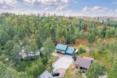 Image de Spacious Cabin off Terry Peak Mountain With Lots of Sleeping Space