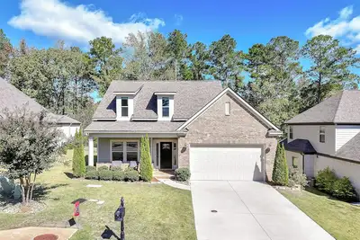 Image de Spacious 4-bedroom home with Scenic Golf Views close to campus.