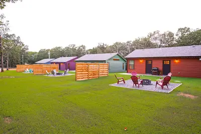 Image de 4 Cabin Retreat Sleeps 12 with Hot Tubs and Firepit