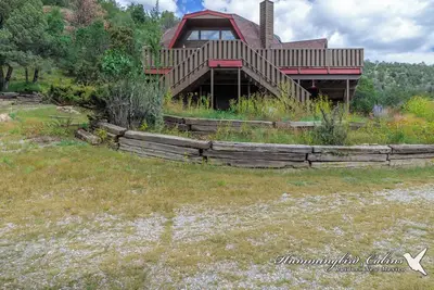 Image de Roundhouse Retreat: Your Mountain Getaway with Room to Roam.