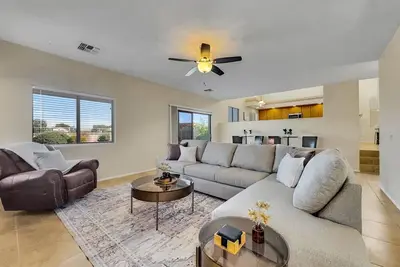 Image de Big and Bold Living! Sleeps 10. Putting Green. Family Fun!