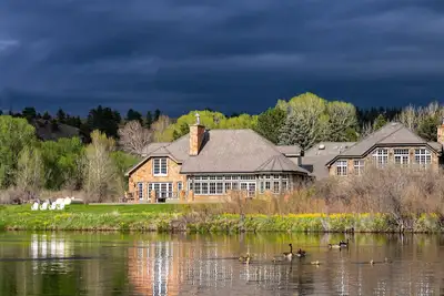 Image de Luxury Lodge + Chef & Housekeeper, Full Service. All food, beer, wine, & spirits