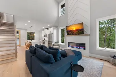 Image de Sapphire Skies - Mountain View | Pet Friendly | Hot Tub | Outdoor Fireplace