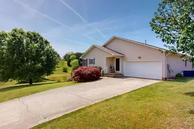 Image de Marvelous 4-bedroom house in Dandridge with a pond. Across from Lake Douglas!