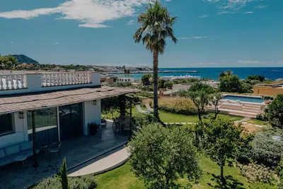 Image de 5 bedrooms villa with pool