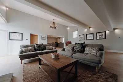 Image de Tucked away in the heart of the Peak District, Swallows Barn combines rustic charm with modern comfort.