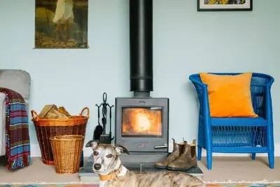 Image de Beautiful converted countryside two-bedroom house blending rustic charm with modern comfort. Sleeps 4 with a wood fired hot tub.