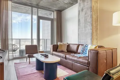 Image de 2bdr Condo w/ Luxe Amenities in Downtown | Natiivo