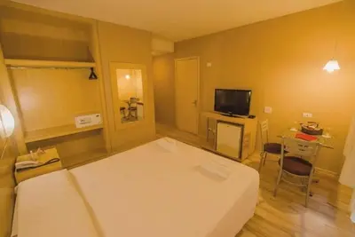 Image de 3 Elegant Executive Rooms in Prime Location Steps from City’s Iconic Sights