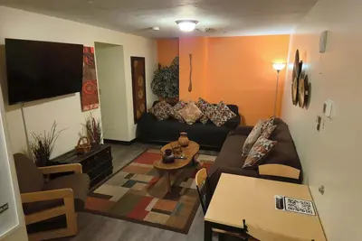 Image de 6 Beds | Downtown Apt | Very Quick Walk Everywhere