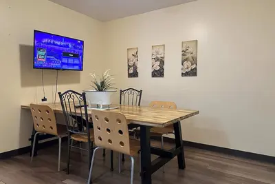 Image de 2 Bedroom Downtown Apt | Walkable | Safe | Clean