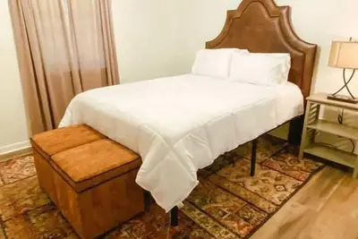 Image de Spacious downtown Parsons home!