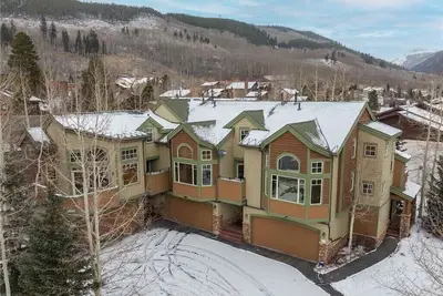 Image de Experience Luxurious Living in this Stunning 4-Bedroom Townhouse