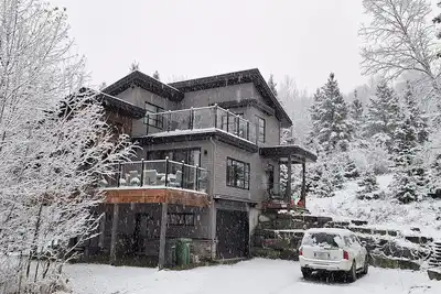 Image de Luxury 4 Bedroom Chalet surrounded by Peaceful Mountains and Serene Forest