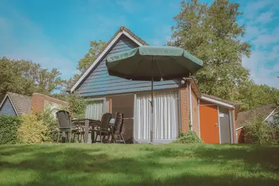 Image de Enjoy a comfortable stay in the wheelchair-friendly IJssel Comfort bungalow for 4 people at Vakantiepark de Sallandshoeve, surrounded by nature.