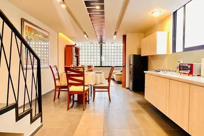 Image de Spacious apartment with A/C and parking 10 minutes from downtown